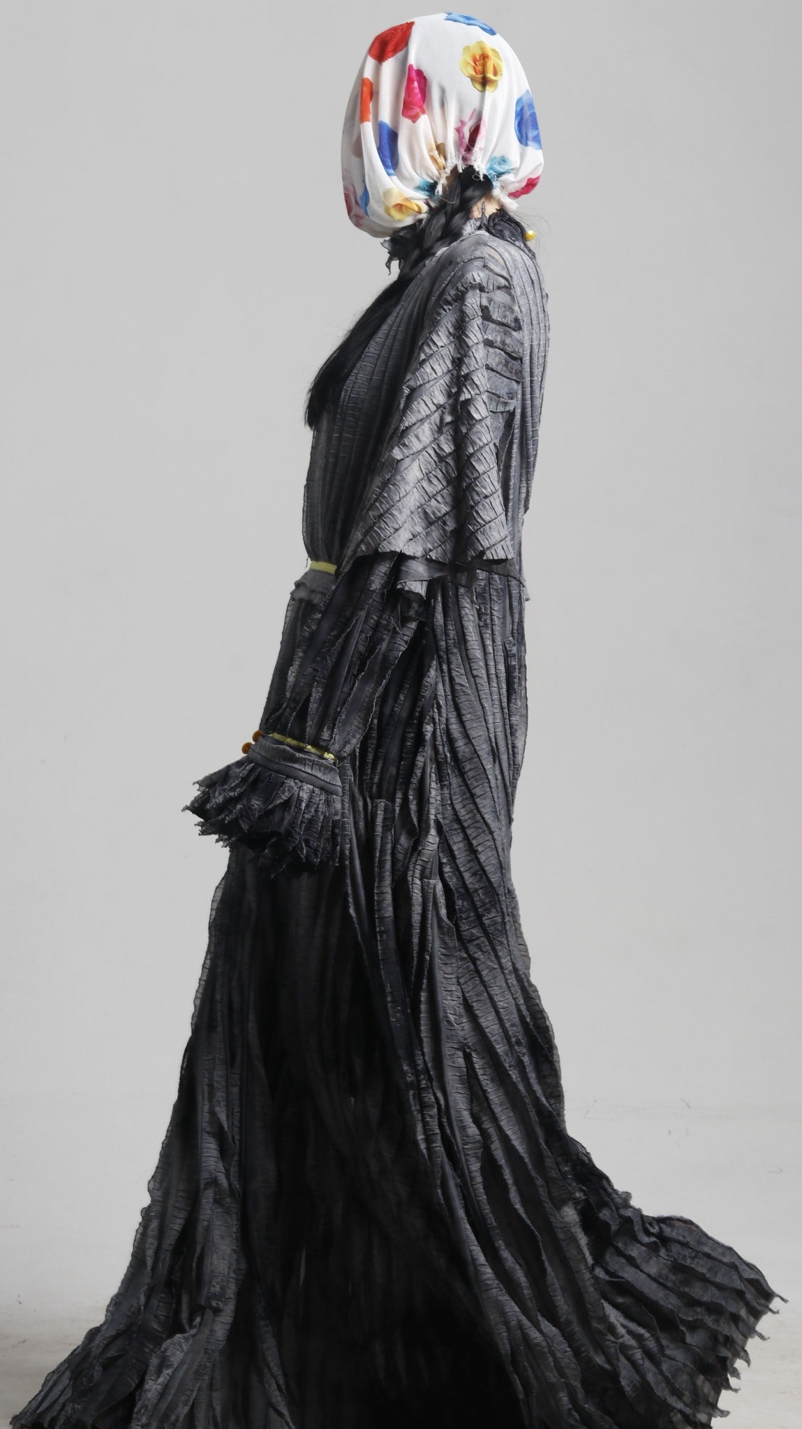 DRESS
OUTSIDE
THE EXPECTED.